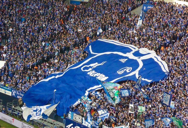 Cổ động viên Schalke 04 với lá cờ lớn