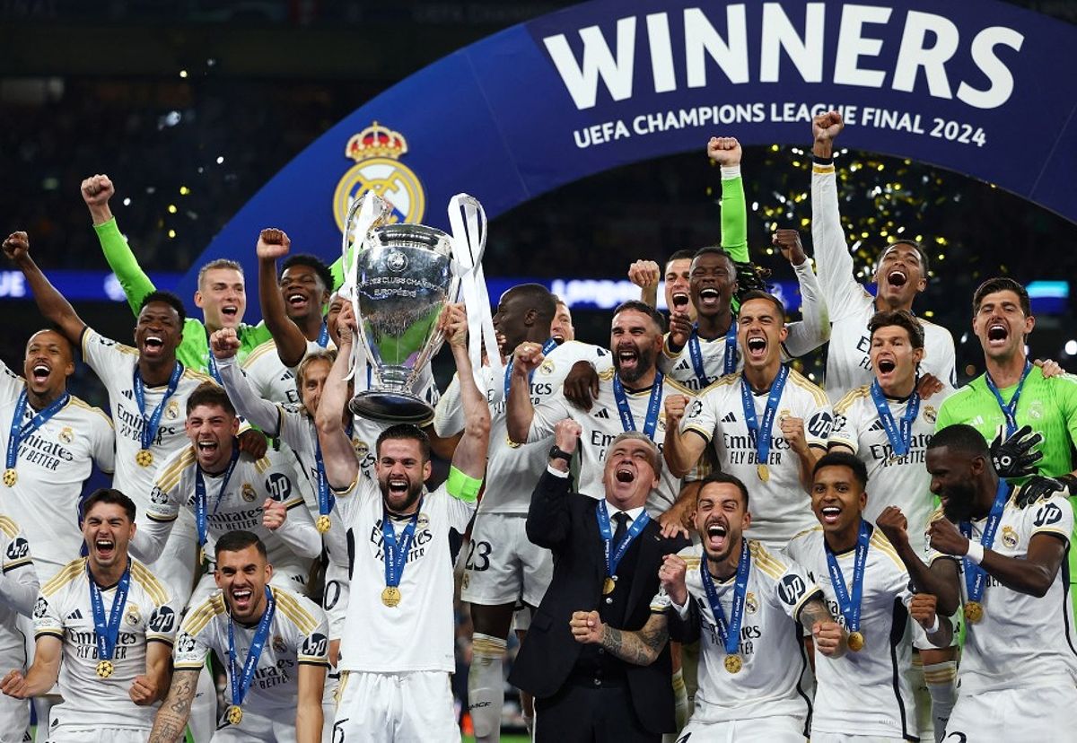 HLV Ancelotti cùng các cầu thủ Real nâng Cup vô địch Champions League 2023-2024