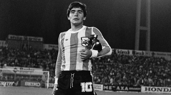 Huyền thoại bóng đá Maradona