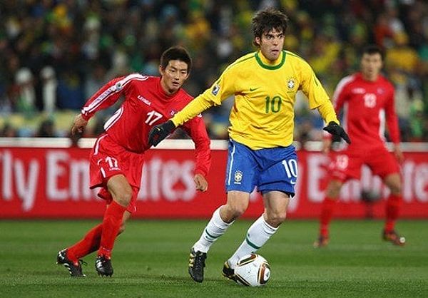 Jong Tae-se trong trận đấu với Brazil