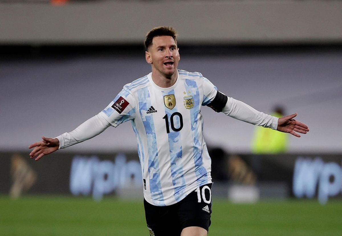 Messi lập cú hat-trick trong màu áo tuyển Quốc gia