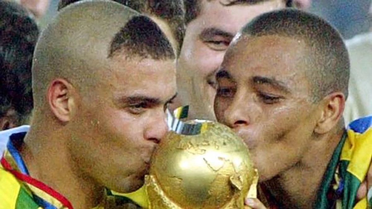 Ronaldo ôm hôn chiếc cúp vô địch World Cup 2002