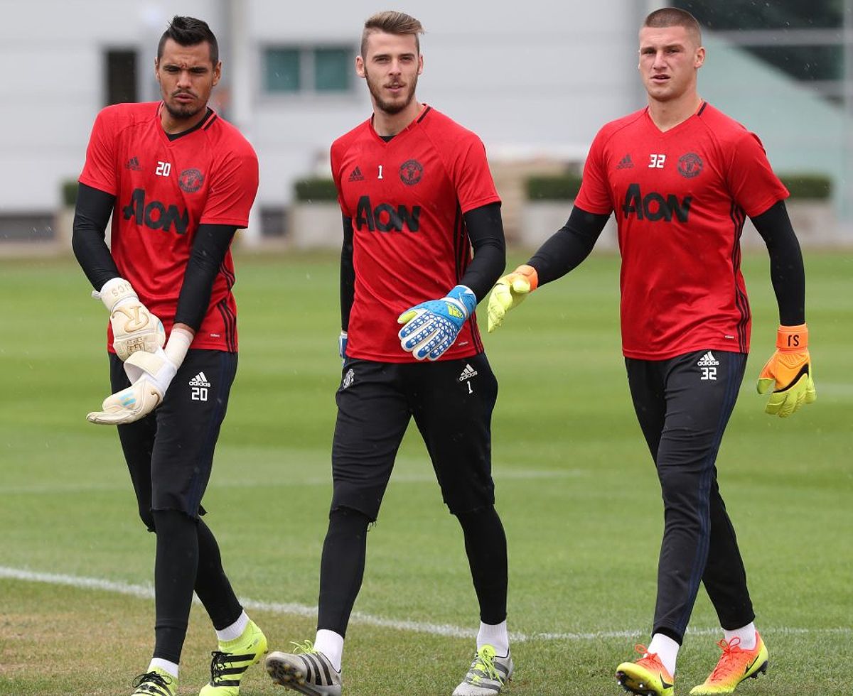 Sam Johnstone cùng De Gea và Romero