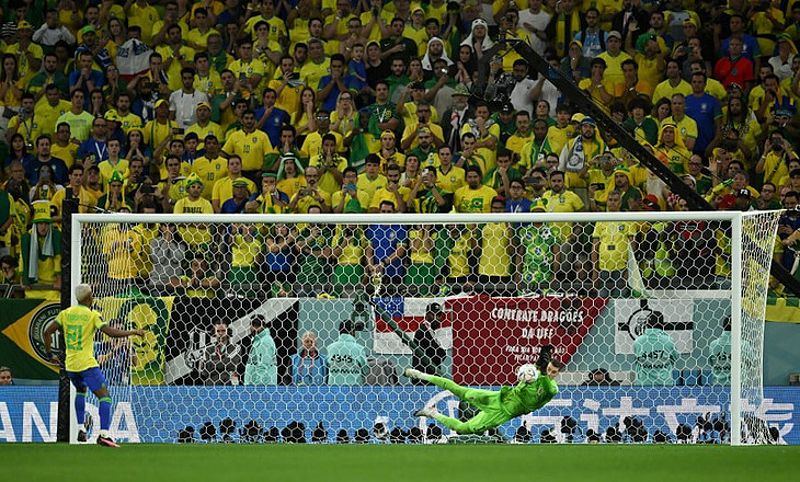 Thủ môn cản phá cú sút penalty tại World Cup