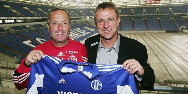 Schalke có thay huấn luyện viên không